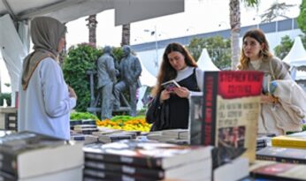 İZKİTAP’ta edebiyat şöleni sürüyor