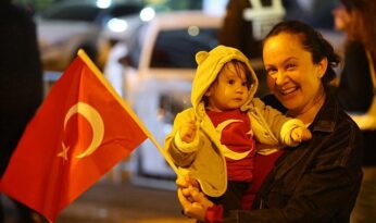 Karabağlar ‘da Coşkulu Cumhuriyet Korteji