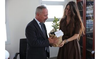 Çeşme Belediyesinden öğretmenlere anlamlı 24 Kasım hediyesi