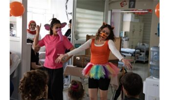 İzmir Şehir Tiyatroları’nın “Sanat İyileştirir” projesi sürüyor