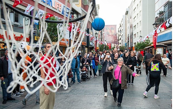 karsiyaka-carsisinda-renkli-anlar-hergele-meydanina-basketbol-potasi-kuruldu.jpg
