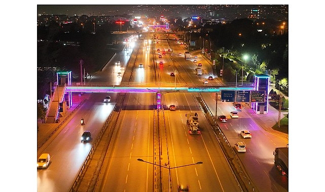 Kocaeli Bilişim Fuarı’nın renkleri üst geçitlerde