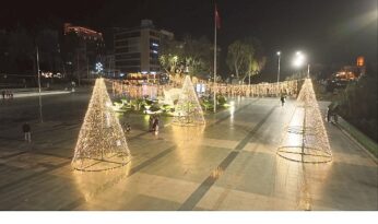 Büyükşehir Belediyesi Antalya’yı süslüyor