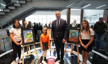 Gaziemirli çocuklar “Toprak” temalı resimleriyle iklim krizine dikkat çekti