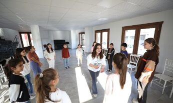 Menderes’te Çocuklara Tiyatro Eğitimi