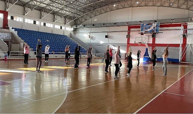 narlidere-belediyesinin-actigi-aerobik-kurslarina-katilan-kadinlar-gune-saglikli-enerjik-ve-zinde-basliyor.jpg