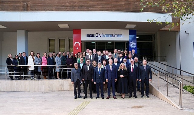 rektor-prof-dr-budak-bu-basari-ege-universitesi-ailesinin-topyekun-gayretinin-urunudur.jpg