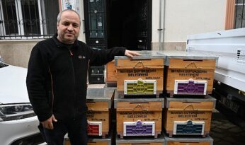 Büyükşehir’den Sel Mağduru Arıcıya Kovan Desteği