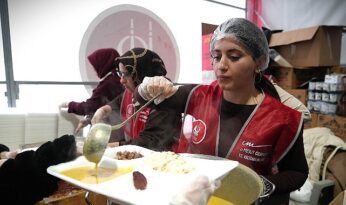 Keçiören Belediyesi’nden Sıcak Yemek ve Ramazan Kumanyası İkramı