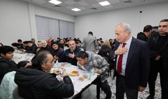 Küçükçekmeceliler, İftar Sofralarında Bereketi Paylaşıyor