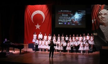 Minik kalpler müziğin birleştirici gücüyle depremde hayatını kaybedenleri andı