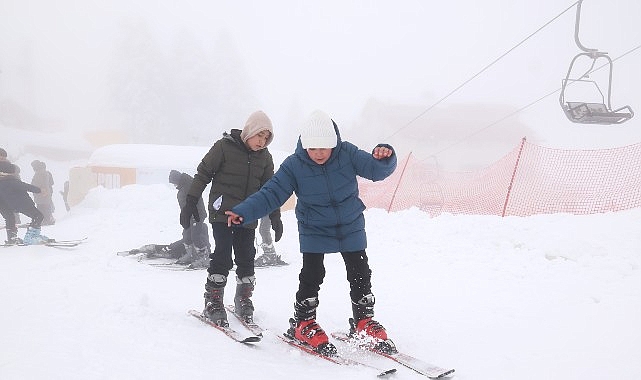 Osmangazi Belediyesi’nden Çocuklara Uludağ’da Kayak Sürprizi