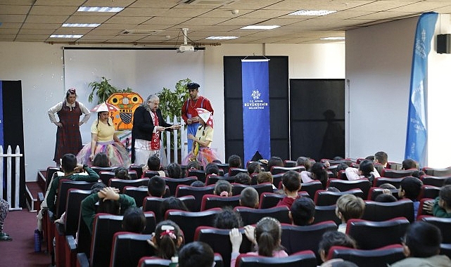 Başkan Çerçioğlu Köşk’te Minikleri Tiyatroyla Buluşturdu