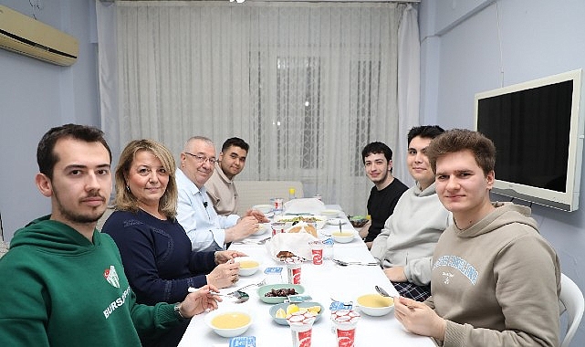 baskan-ertas-universite-ogrencilerinin-iftar-sofrasina-konuk-oldu.jpg