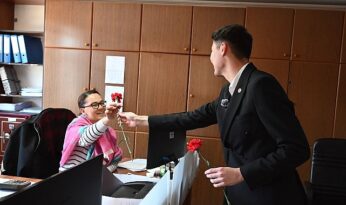 Gençlerden kadınlara karanfil