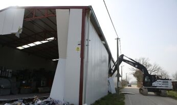 Nilüfer’de tarım alanındaki 900 metrekarelik kaçak yapı yıkıldı