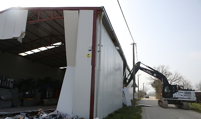 Nilüfer’de tarım alanındaki 900 metrekarelik kaçak yapı yıkıldı